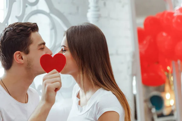 Couple Aimant Embrassant Derrière Cœur Amour Est Beau Amour Secret — Photo