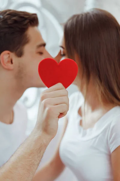 Deux Jeunes Qui Embrassent Derrière Cœur Papier Célébration Saint Valentin — Photo