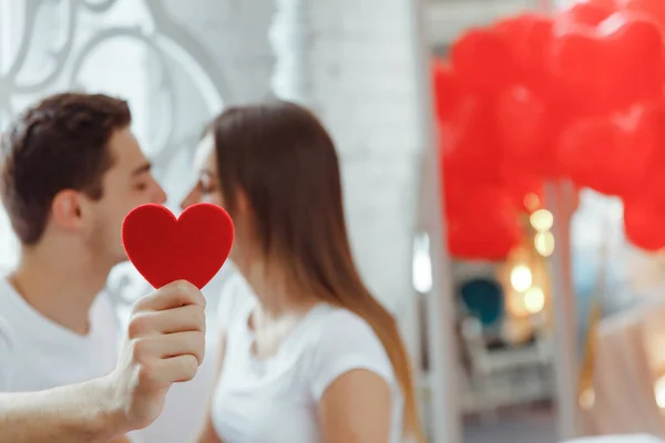 Couple Mignon Amoureux Embrassant Derrière Coeur Papier Avec Des Ballons — Photo