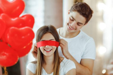 Peki şimdi ne olacak? Kocası sevgilisine sürpriz yapmak istiyor ve Sevgililer Günü 'nde gözlerini kapatıyor..