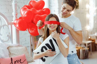 Yakışıklı bir adam evde sürpriz yapmak için kız arkadaşının gözlerini bağlıyor. Romantik bir ortam. Sevgililer Günü 'nü kutluyoruz. Evlilik teklifi..