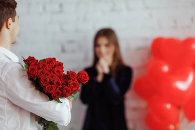 Kadın için bir buket kırmızı gül tutan adam. Kadınlar Günü 'nü kutluyoruz. Sevgililer Günü.