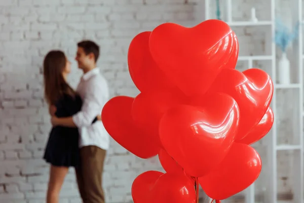 Air Ballons Forme Cœur Avec Couple Amour Sur Fond Étreindre — Photo