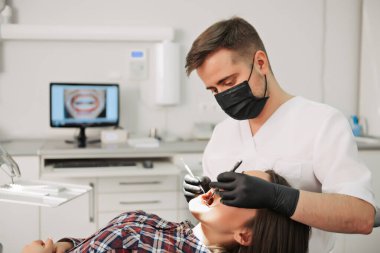 Diş hekimi diş hekimi dişlerde bir hastanın incelenmesi.