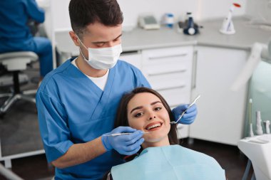 Diş hekimlerine muayene olan bir kadın.