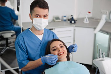Diş sağlığı önlemesine genel bakış. Diş tedavisi sırasında dişçi koltuğundaki kız. Sağlıklı Gülümse.
