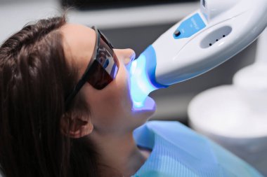 Kadın için diş beyazlatma. Dişçi klinikte diş beyazlatma.