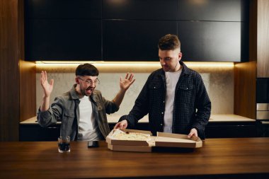 The lucky guys will be eating pizza now. An evening for friends.