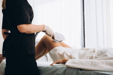 Lazer epilasyon ve kozmetoloji. Saç aldırma kozmetoloji prosedürü. Lazer epilasyon ve kozmetoloji