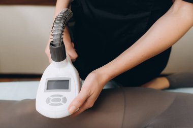 Ceset kaldırmak için LPG masajı. Kuaförde kozmetoloji prosedürü. Anti-selülit vücut tedavisi.