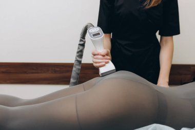 Ceset kaldırmak için LPG masajı. Kuaförde kozmetoloji prosedürü. Anti-selülit vücut tedavisi.