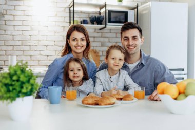 Sosyal medya kampanyası ve koronavirüs önlemesi: aile gülümsemesi ve bir arada kalma