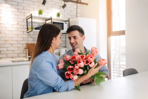 Surprise Beau Couple Romantique Maison Jeune Homme Présente Des Fleurs — Photo