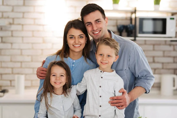 Πορτρέτο Της Ευτυχισμένης Οικογένειας Χαμογελώντας Στο Σπίτι Στην Κουζίνα Εικόνα Αρχείου
