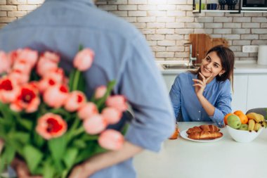 Sevgililer günü, Çift, ilişkiler ve insanlar kavramı - mutlu adam kadın veriyor çiçekler ve evde mevcut