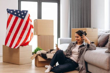 Yeşil arka planda tek başına duran gülümseyen Afrikalı genç bir kadının portresi..