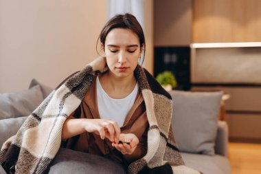 Hasta kadın elinde antidepresan, antibiyotik hap, bir bardak su, acıdan kurtulmak için kadın hapları ağızdan ağıza veriyor, sağlık sigortası konsepti, yan görüş kapalı..