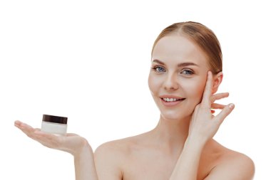 Doğa makyaj gülümseyen güzel kadın. Kadın yüz tutma ve kozmetik krem uygulayarak Güzellik portresi. Cilt bakımı. Kozmetoloji, güzellik ve spa.