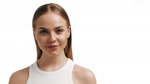 Potrivesc Atractiv European Blonda Îngrijire Pielii Femeie Atingându Umărul Gol — Videoclip de stoc