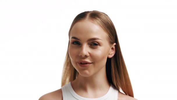 Pasuje Atrakcyjny Europejski Blondynka Pielęgnacja Skóry Kobieta Dotykając Jej Gołe — Wideo stockowe