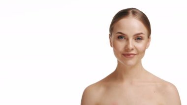 Çekici genç beyaz kız kameraya gülümsüyor tamam işareti gösteriyor. Sarışın kadın her şeyi gösteriyor. Güzel başarı, vücut dili, destek onayı sembolü.