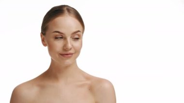 Genç sarışın bir kız işaret parmağıyla işaret ediyor. Şok, sürpriz. Olaylara duygusal tepki veren insanlar kavramı