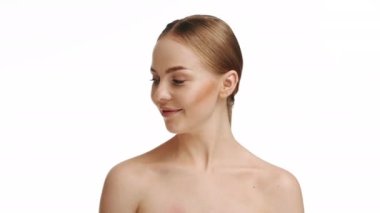 Kız beyaz arka planda yan taraflara bakıyor.