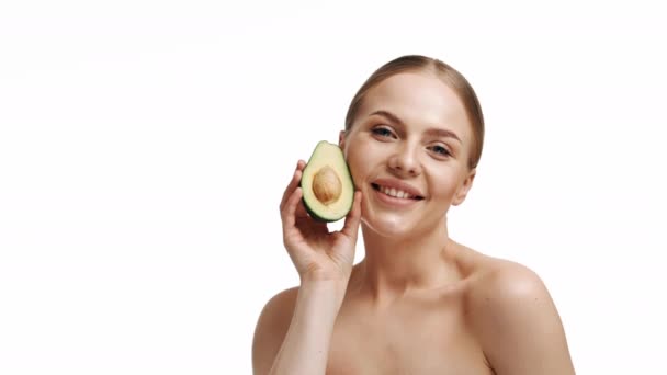 Een Lachende Vrouw Met Een Halve Avocado Foto Van Aantrekkelijke — Stockvideo