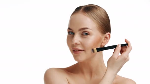Vacker Kvinna Ler Och Håller Sminkborste Nära Ansiktet Naturlig Makeup — Stockvideo