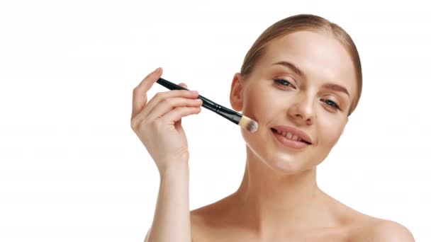 Belle Femme Sourit Tient Une Brosse Maquillage Près Son Visage — Video