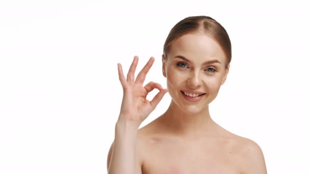 Atraente Jovem Caucasiano Milenar Menina Sorri Para Câmera Mostrando Mão — Vídeo de Stock