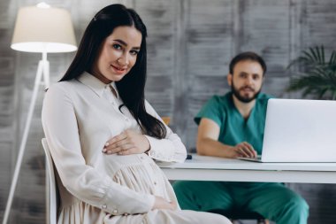gebelik, jinekoloji, tıp, sağlık ve insan kavramı - hastanede hamile kadın mide ölçüm santimetre bant ile jinekolog doktor.