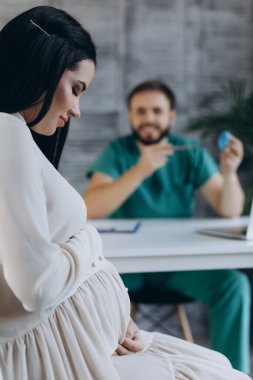 gebelik, kadın hastalıkları, tıp, sağlık ve insan kavramı - jinekolog doktor Pano ve hamile kadın hastanede toplantı ile.