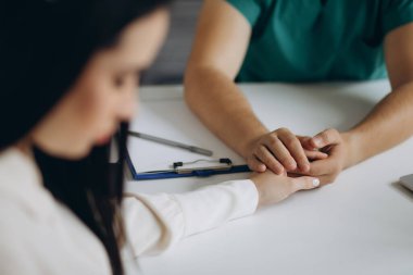 Depresyonlu hamile bir kadın ve klinikteki jinekoloğu..