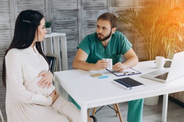 Jinekoloji konsültasyonu. Klinikteki doktoruna hamile bir kadın..