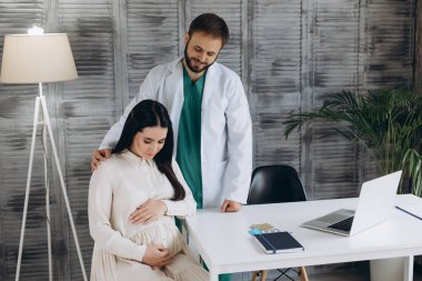 Jinekoloji konsültasyonu. Klinikteki doktoruna hamile bir kadın..