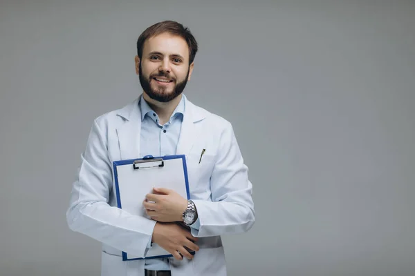 Estágio Médico Retrato Estudante Médico Macho Feliz Uniforme Segurando Prancheta — Fotografia de Stock