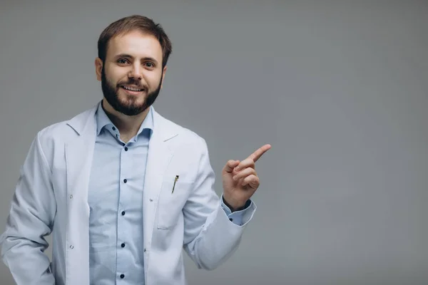 Arzt Zeigt Finger Weg Über Weißem Hintergrund — Stockfoto