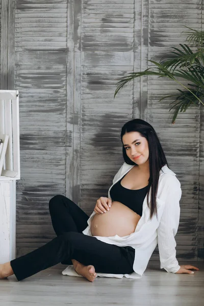 Domácí Útulné Portrét Těhotná Žena Odpočívá Doma — Stock fotografie