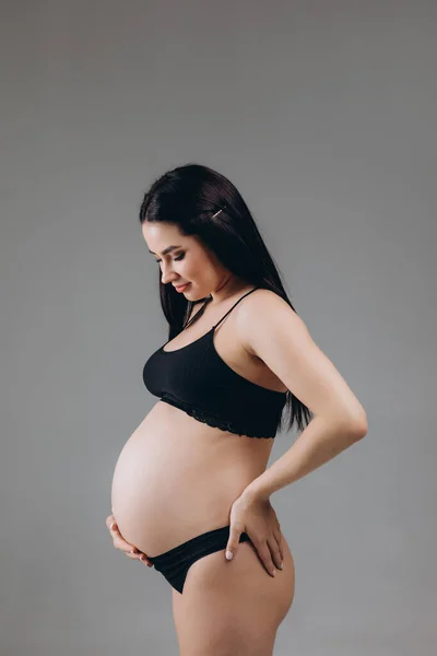Mujer Embarazada Tocando Gran Vientre Cerca Maternidad Embarazo Concepto Expectativa —  Fotos de Stock