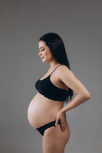 Mujer Embarazada Tocando Gran Vientre Cerca Maternidad Embarazo Concepto Expectativa —  Fotos de Stock
