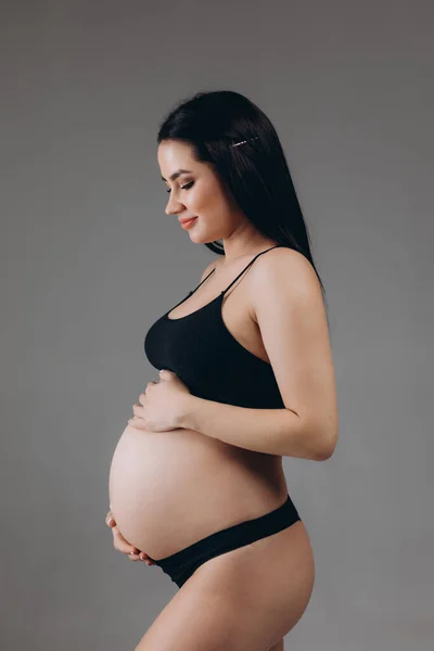 Беременная Женщина Трогает Свой Большой Живот Закрывай Концепция Материнства Беременности — стоковое фото
