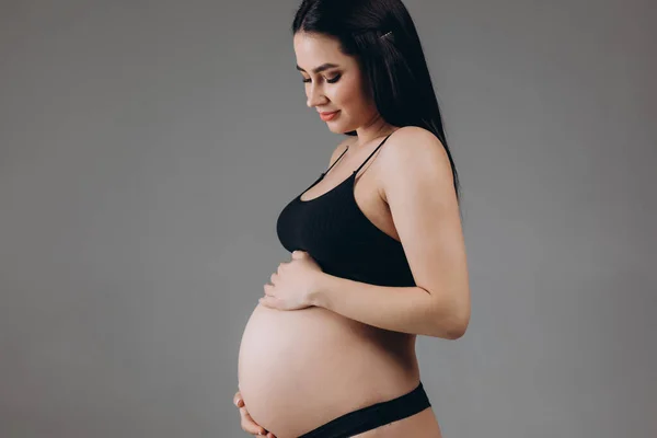 Mulher Grávida Tocando Sua Barriga Grande Fecha Conceito Maternidade Gravidez — Fotografia de Stock