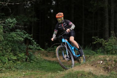 Bisikletçi Güzel Dağlarda Bisiklete Biniyor Kayalıklarda Arkaplanda.