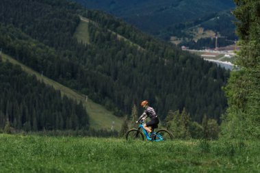 Dağ bisiklet bisikletçi Spor donatımı ve engebeli yollar üzerinde sürme kask.
