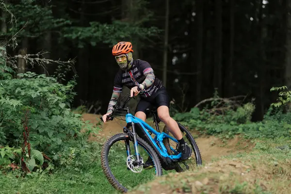 Bisikletçi Güzel Dağlarda Bisiklete Biniyor Kayalıklarda Arkaplanda.