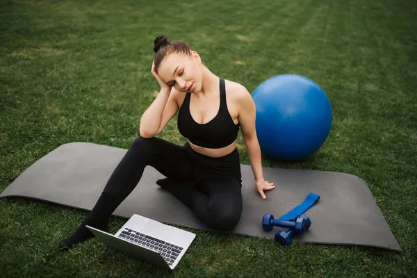 Portret Van Een Lachende Jonge Fitness Meisje Met Laptopcomputer Zittend — Stockfoto