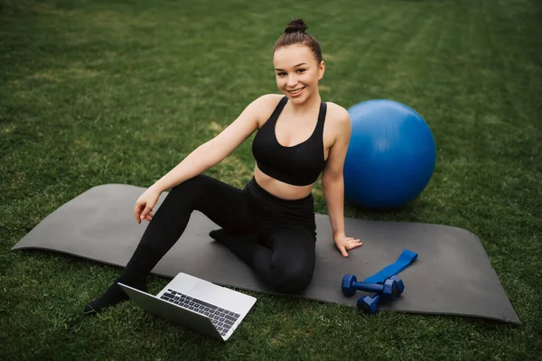 Portrait Smiling Young Fitness Girl Using Laptop Computer While Sitting — Stock Photo, Image