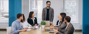 İş karşılaşma içinde modern bir ofis