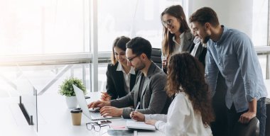 Başarılı bir takım. Yaratıcı ofiste çalışan ve iletişim kuran bir grup genç iş adamı.